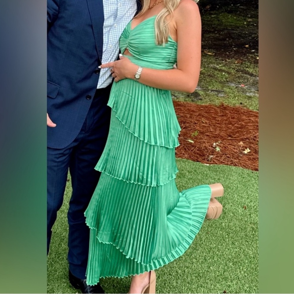 Abercrombie & Fitch Tiered Pleated Midi Dress in Spruce Green - Picture 3 of 5